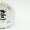 Wandteller mini COFFEE NEVER BROKE MY HEART "lovely"