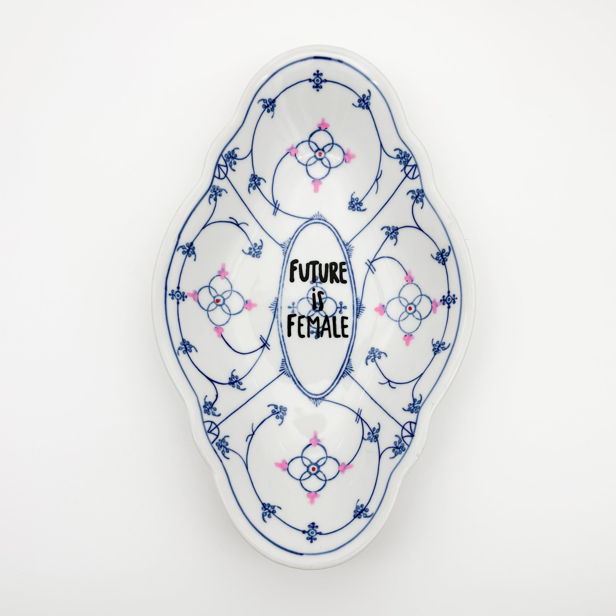 Wandteller long FUTURE IS FEMALE "uterus"