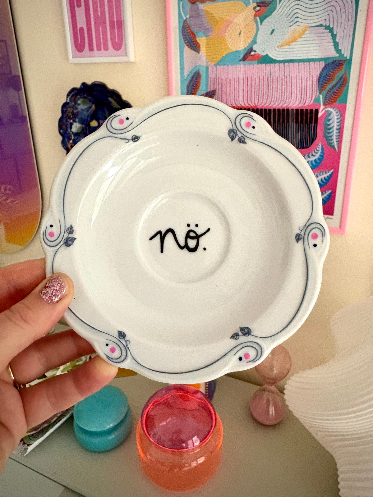 Vintage Wandteller "NÖ" – handbemalte Statement-Wanddeko aus Porzellan