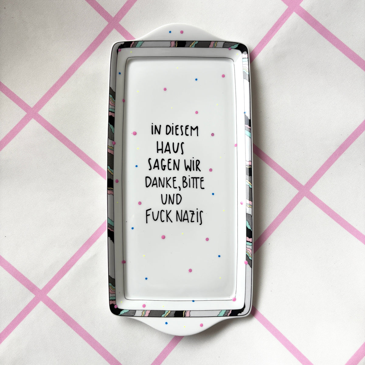Vintage Wandteller "IN DIESEM HAUS SAGEN WIR DANKE,BITTE UND FUCK NAZIS." – handbemalte Statement-Wanddeko aus Porzellan