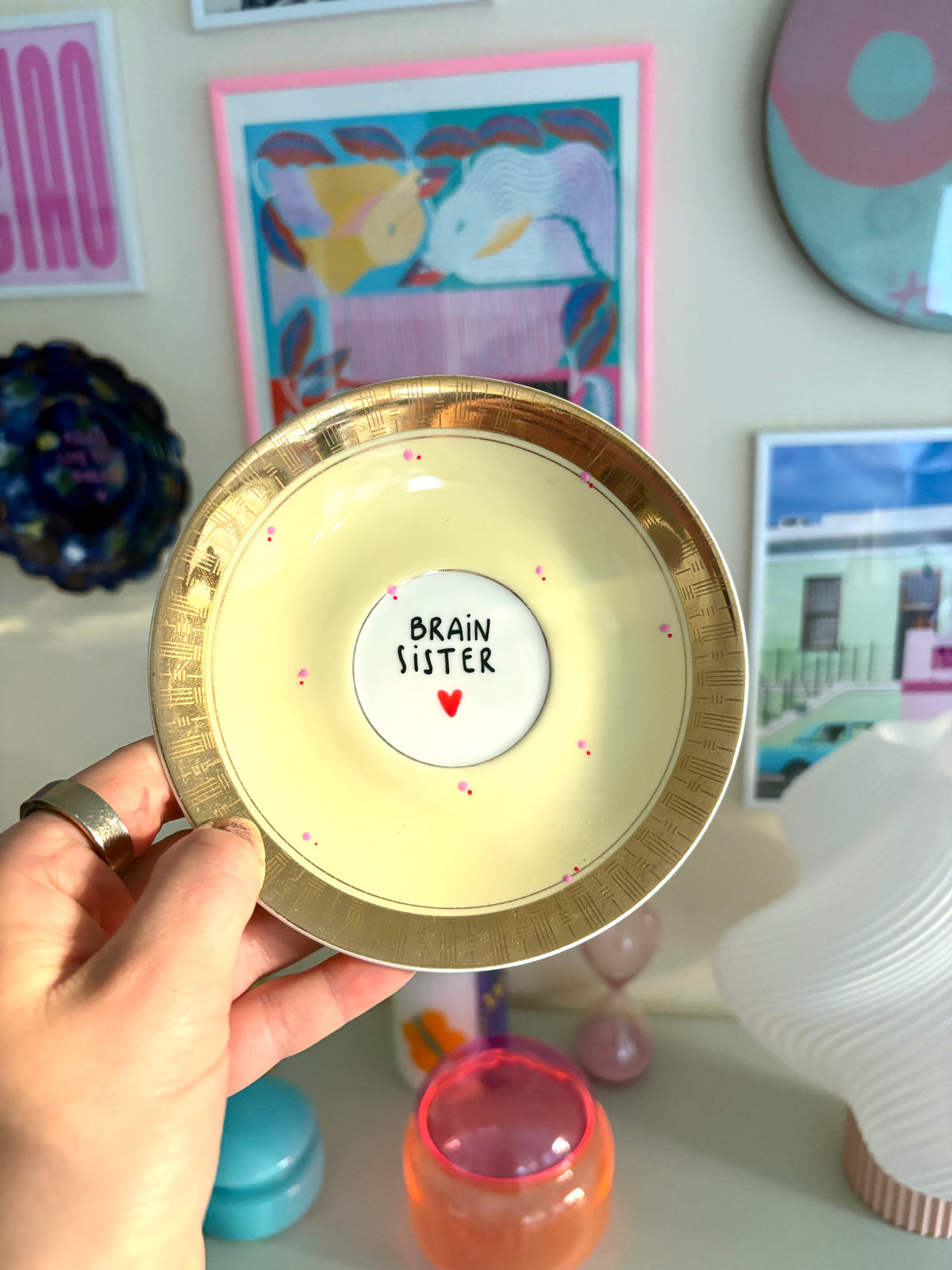 Vintage Wandteller "BRAIN SISTER" – handbemalte Statement-Wanddeko aus Porzellan