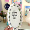 Vintage Wandteller "MY MIGRAINE FUCKS ME HARDER THAN YOU"– handbemalte Statement-Wanddeko aus Porzellan