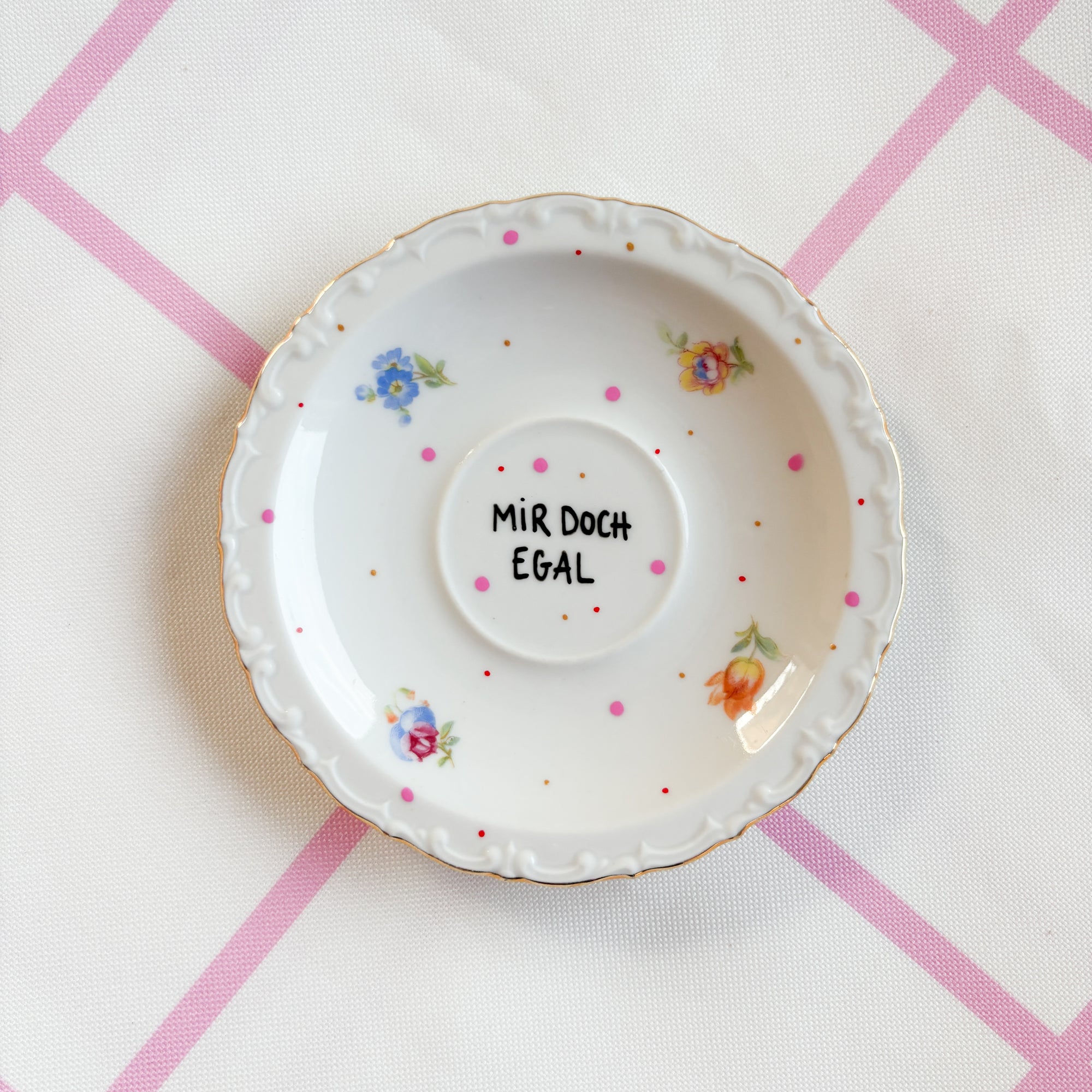 Vintage Wandteller "MIR DOCH EGAL“ – handbemalte Statement-Wanddeko aus Porzellan
