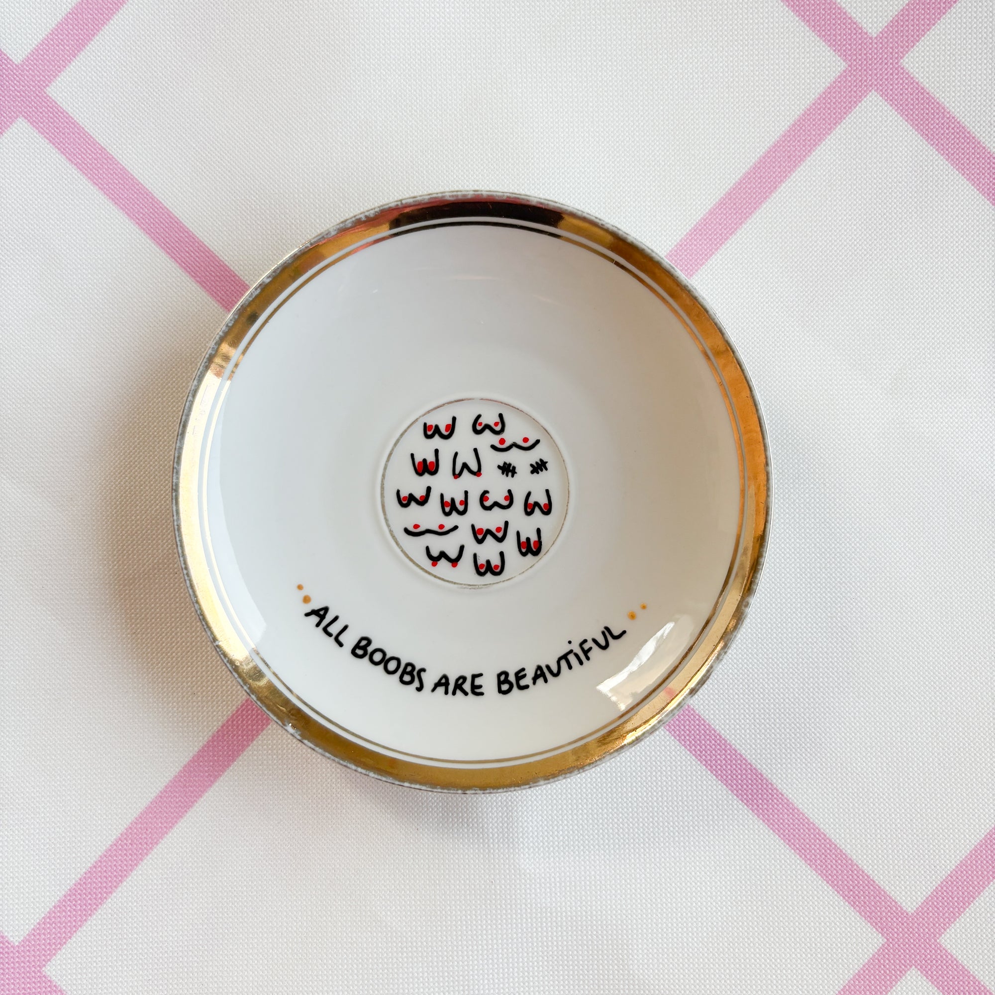 Vintage Wandteller „ALL BOOBS ARE BEAUTIFUL“ – Handbemalte Statement-Wanddeko aus Porzellan