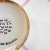 Vintage Wandteller „ALL BOOBS ARE BEAUTIFUL“ – Handbemalte Statement-Wanddeko aus Porzellan