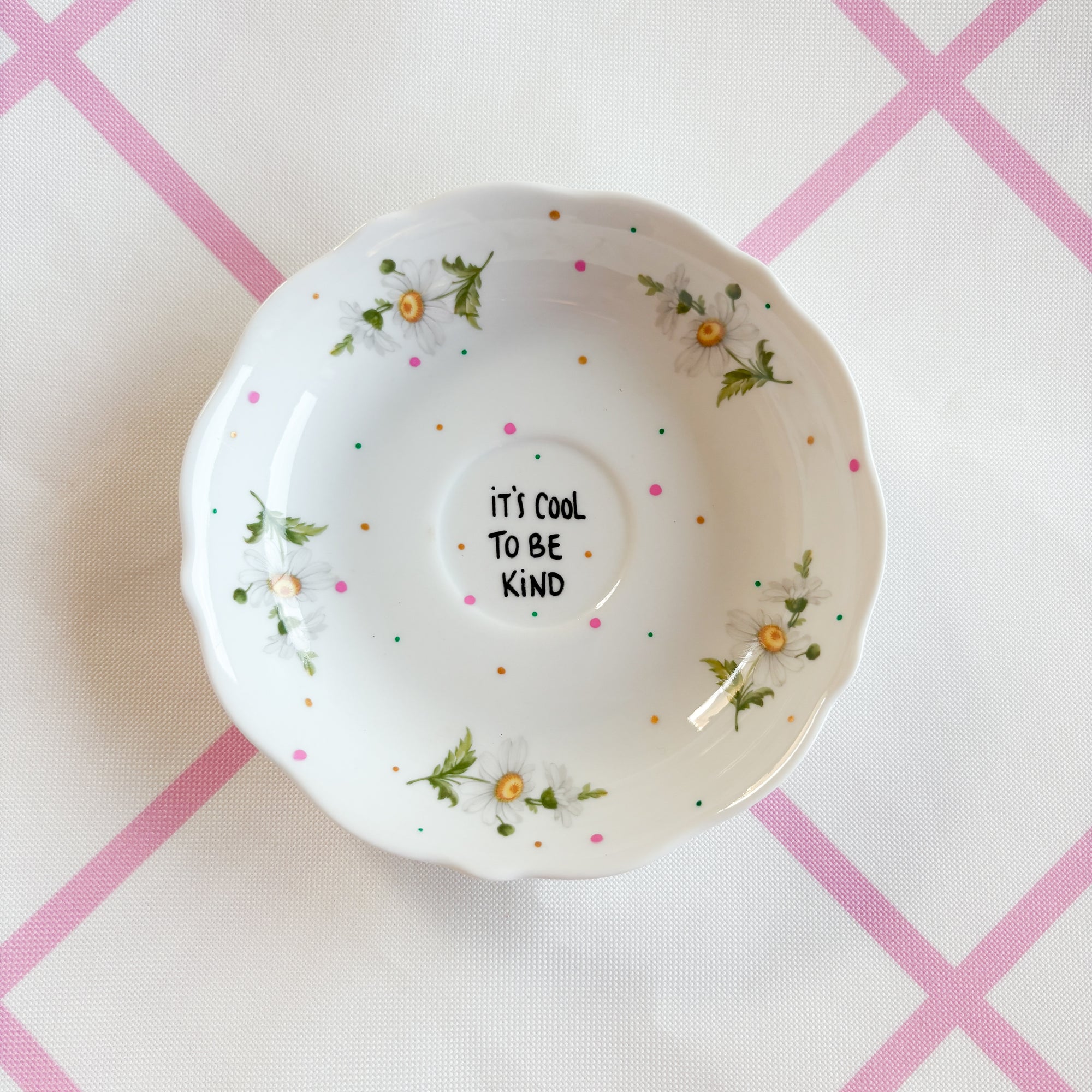Vintage Wandteller „IT'S COOL TO BE KIND“ – Handbemalte Statement-Wanddeko aus Porzellan