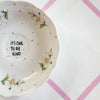 Vintage Wandteller „IT'S COOL TO BE KIND“ – Handbemalte Statement-Wanddeko aus Porzellan