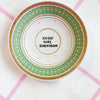 Vintage Wandteller „ICH GEH KURZ DURCHDREHN“ – Handbemalte Statement-Wanddeko aus Porzellan