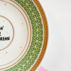 Vintage Wandteller „ICH GEH KURZ DURCHDREHN“ – Handbemalte Statement-Wanddeko aus Porzellan
