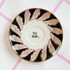 Vintage Wandteller „FLY HIGH“ – Handbemalte Statement-Wanddeko aus Porzellan mit Gold und Federn