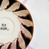 Vintage Wandteller „FLY HIGH“ – Handbemalte Statement-Wanddeko aus Porzellan mit Gold und Federn