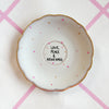 Vintage Wandteller „LOVE PEACE UND KEINE NAZIS“ – Handbemalte Statement-Wanddeko aus Porzellan