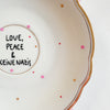 Vintage Wandteller „LOVE PEACE UND KEINE NAZIS“ – Handbemalte Statement-Wanddeko aus Porzellan