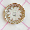 Vintage Wandteller „I CAN'T ADULT TODAY“ – Handbemalte Statement-Wanddeko aus Porzellan