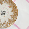 Vintage Wandteller „I CAN'T ADULT TODAY“ – Handbemalte Statement-Wanddeko aus Porzellan