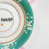 Vintage Wandteller „GOOD ENOUGH“ – Handbemalte Statement-Wanddeko aus Porzellan