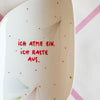 Vintage Wandteller „ICH ATMЕ EIN. ICH RATE AUS.“ – Handbemalte Statement-Wanddeko aus Porzellan