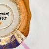 Vintage Wandteller „TOO MUCH? PERFECT.“ – handbemalte Statement-Wanddeko mit Gold & Blau aus Porzellan