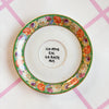 Vintage Wandteller „ICH ATME EIN. ICH RASTE AUS.“ – handbemalte Statement-Wanddeko mit Blumen aus Porzellan