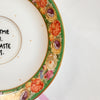 Vintage Wandteller „ICH ATME EIN. ICH RASTE AUS.“ – handbemalte Statement-Wanddeko mit Blumen aus Porzellan