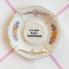 Vintage Wandteller „ICH GEH KURZ DURCHDREHN“ – handbemalte Statement-Wanddeko mit goldenen Blumen aus Porzellan