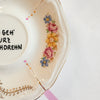 Vintage Wandteller „ICH GEH KURZ DURCHDREHN“ – handbemalte Statement-Wanddeko mit goldenen Blumen aus Porzellan