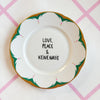 Vintage Wandteller „LOVE, PEACE & KEINE NAZIS“ – handbemalte Statement-Wanddeko aus Porzellan
