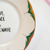 Vintage Wandteller „LOVE, PEACE & KEINE NAZIS“ – handbemalte Statement-Wanddeko aus Porzellan