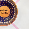 Vintage Wandteller „EMOTIONAL FLEXIBEL“ – handbemalte Statement-Wanddeko aus Porzellan