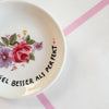 Vintage Wandteller „DU BIST SO VIEL BESSER ALS PERFEKT“ – handbemalte Statement-Wanddeko aus Porzellan