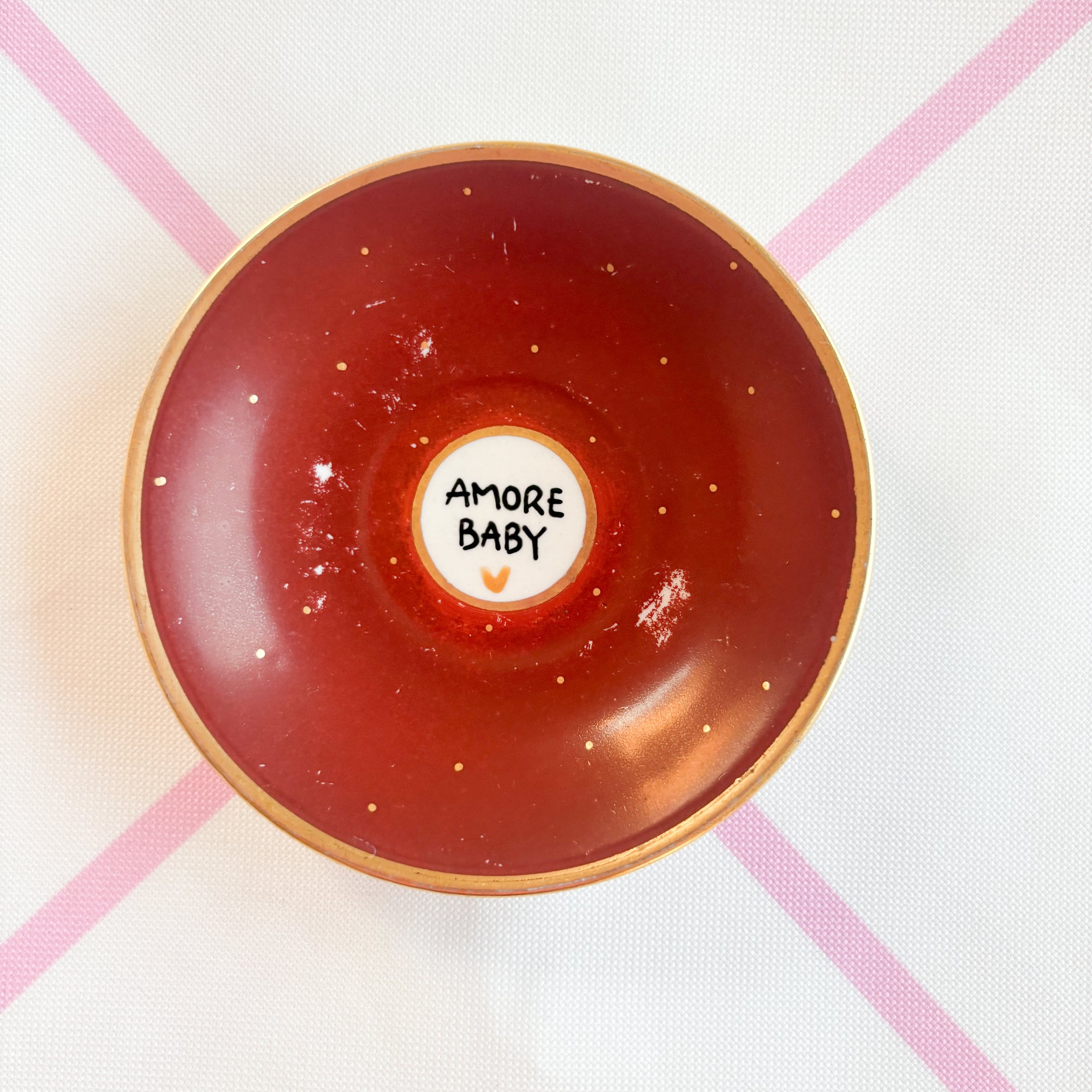 Vintage Wandteller „AMORE BABY“ – handbemalte Statement-Wanddeko aus Porzellan
