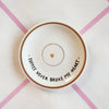 Vintage Wandteller „COFFEE NEVER BROKE MY HEART“ – handbemalte Statement-Wanddeko aus Porzellan