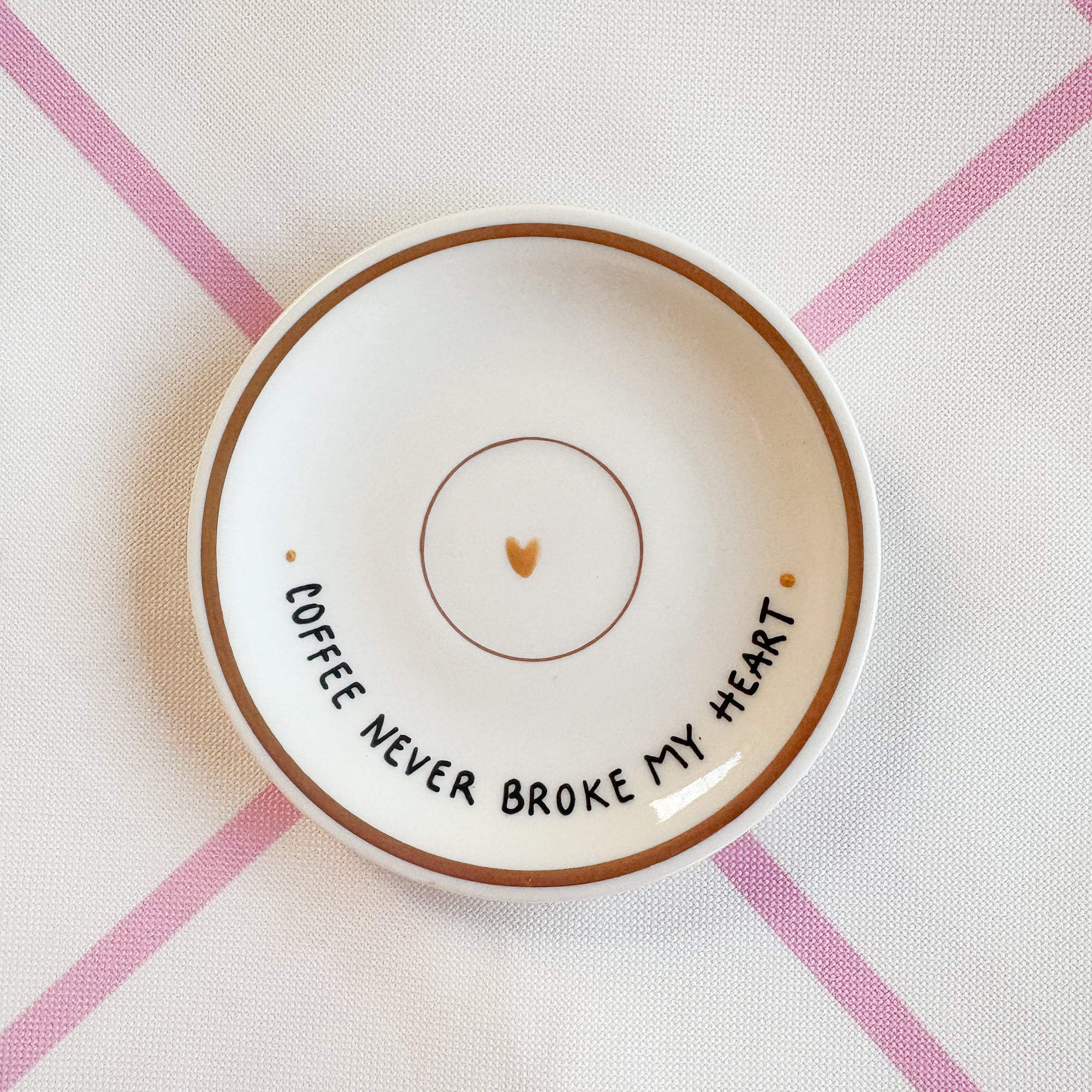 Vintage Wandteller „COFFEE NEVER BROKE MY HEART“ – handbemalte Statement-Wanddeko aus Porzellan