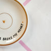 Vintage Wandteller „COFFEE NEVER BROKE MY HEART“ – handbemalte Statement-Wanddeko aus Porzellan