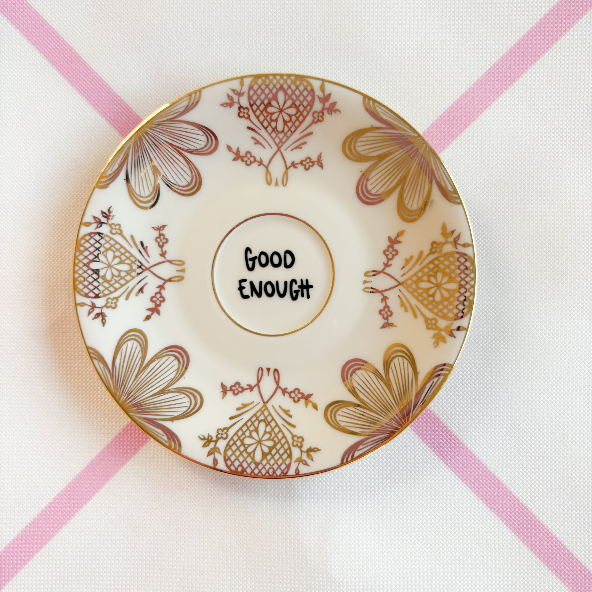 Vintage Wandteller „GOOD ENOUGH“ – handbemalte Statement-Wanddeko aus Porzellan (Kopie)