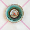 Vintage Wandteller „A LITTLE PARTY NEVER KILLED NOBODY“ – handbemalte Statement-Wanddeko aus Porzellan