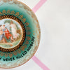 Vintage Wandteller „A LITTLE PARTY NEVER KILLED NOBODY“ – handbemalte Statement-Wanddeko aus Porzellan