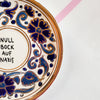 Vintage Wandteller „NULL BOCK AUIF NAZIS“ – handbemalte Statement-Wanddeko aus Porzellan