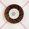 Vintage Wandteller „busy doing my best“ – handbemalte Statement-Wanddeko aus Porzellan