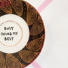 Vintage Wandteller „busy doing my best“ – handbemalte Statement-Wanddeko aus Porzellan