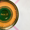 Vintage Wandteller „FUCK IT“ – handbemalte Statement-Wanddeko aus Porzellan