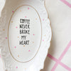 Vintage Wandteller „COFFEE NEVER BROKE MY HEART“ – handbemalte Statement-Wanddeko aus Porzellan