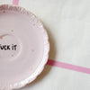 Vintage Wandteller „FUCK IT“ – handbemalte Statement-Wanddeko aus Porzellan