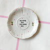 Vintage Wandteller „ICH ATME EIN.ICH RASTE AUS.“ – handbemalte Statement-Wanddeko aus Porzellan