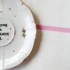 Vintage Wandteller „ICH ATME EIN.ICH RASTE AUS.“ – handbemalte Statement-Wanddeko aus Porzellan