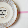 Vintage Wandteller „NOBODY IS PERFECT“ – handbemalte Statement-Wanddeko aus Porzellan