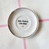 Vintage Wandteller „COOL PEOPLE LIVE HERE" – handbemalte Statement-Wanddeko aus Porzellan