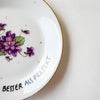 Vintage Wandteller „DU BIST SO VIEL BESSER ALS PERFEKT" – handbemalte Statement-Wanddeko aus Porzellan