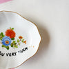 Vintage Wandteller „FUCK YOU VERY MUCH" – handbemalte Statement-Wanddeko aus Porzellan