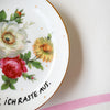Vintage Wandteller „ICH ATME EIN.ICH RASTE AUS." – handbemalte Statement-Wanddeko aus Porzellan